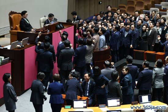 12月27日,在野党议员荟萃对议长禹元植抗议。