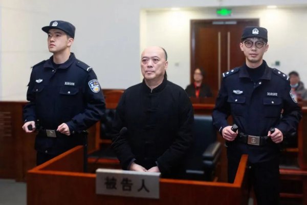 现金九游体育app平台并处罚款东谈主民币一百万元；犯伪造武装部队证件罪-九游体育「中国」官方网站 登录入口 IOS/安卓通用版/手机app下载